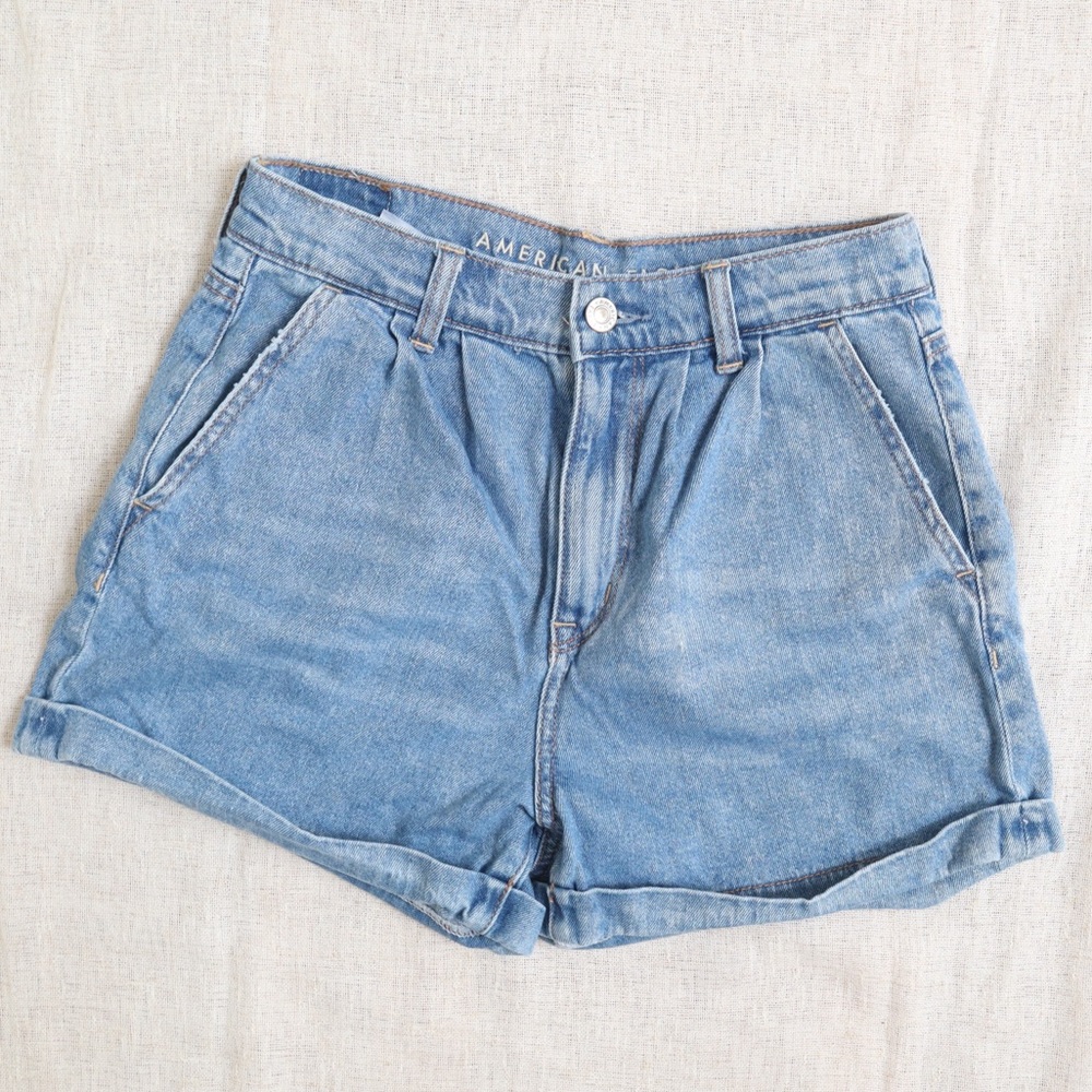 American Eagle pleated 90’s cuffed mom shorts
